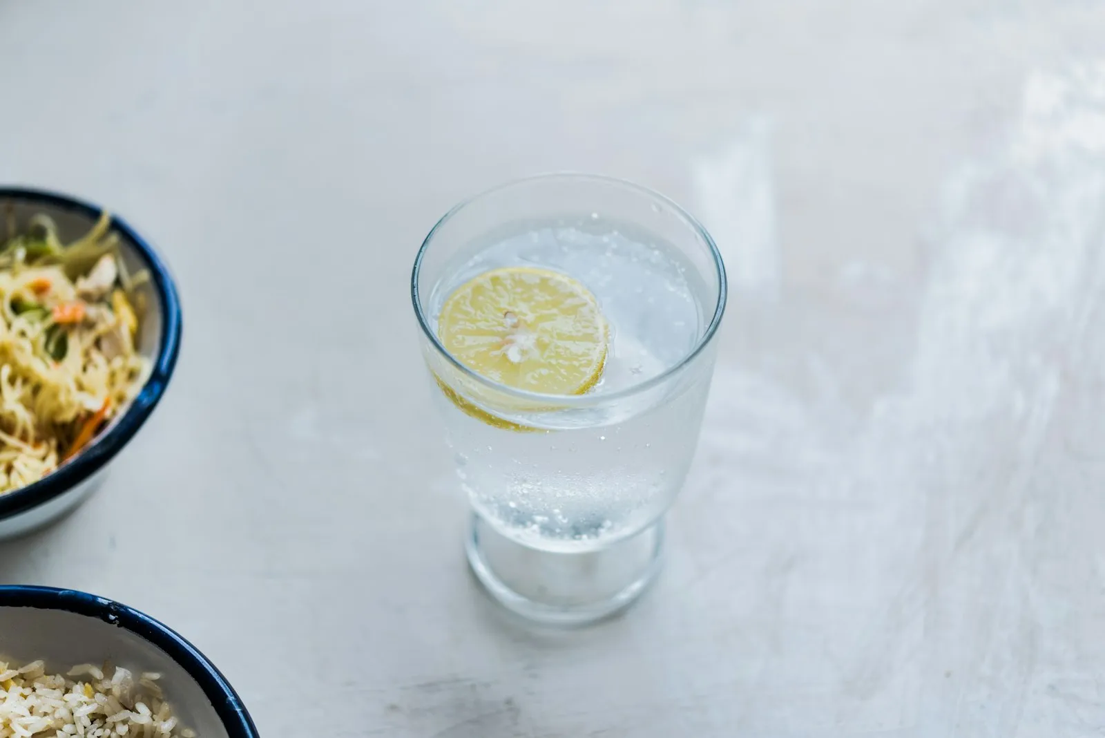 gelas air alkali dengan irisan lemon di dapur modern