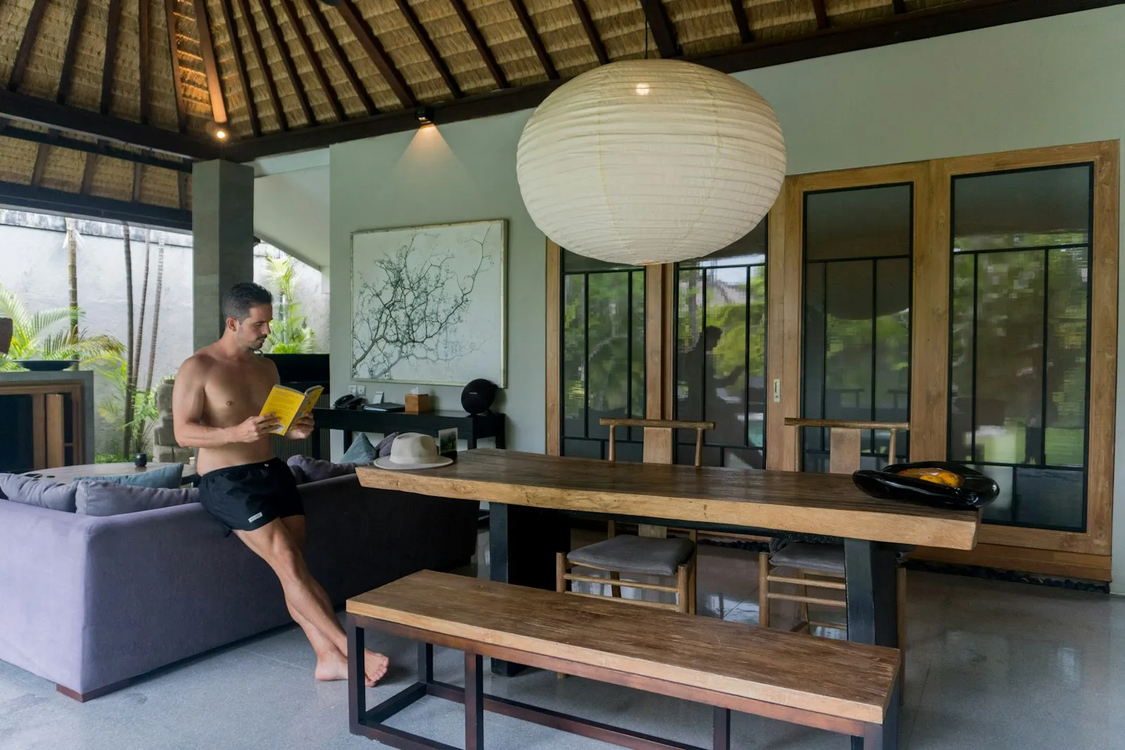 digital nomad bekerja dengan laptop di pantai Bali